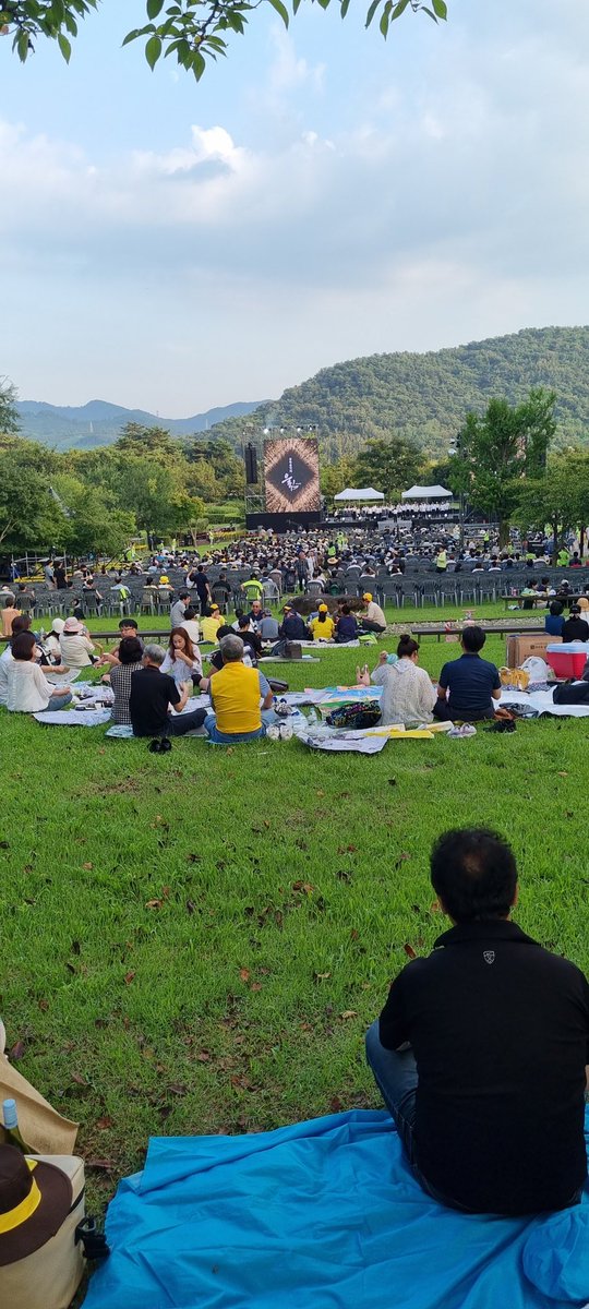 willow0516's tweet photo. 봉하에서 하는 행사가 이렇게까지 쪼그라든다는 느낌이 드는건 아마도 내 기분탓일거야.. 휴~~ 덥다더워 https://t.co/TKjPbO9UPu