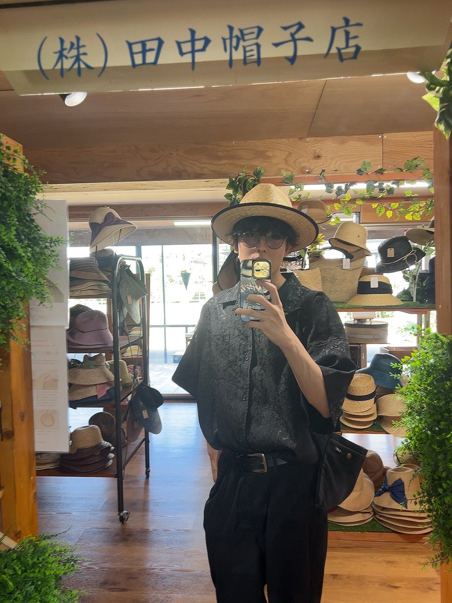 麦わら帽子買っちゃった。
めっちゃかわいい。
亀ちゃんはこれ以外もいくつか持ってるみたい。
#田中帽子店