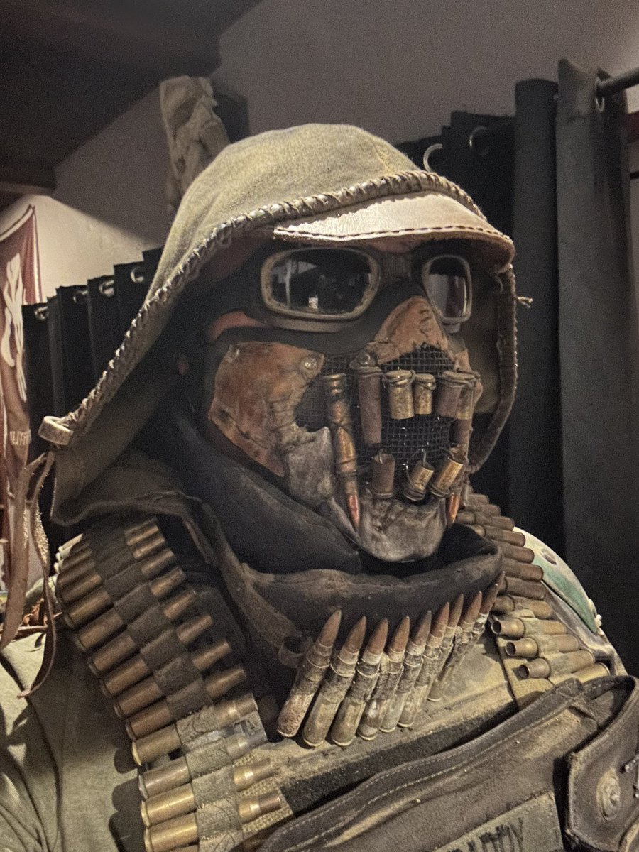 TheRealEvanCray's tweet photo. Updated the mask for Wasteland! Added a jaw bone and added more bullet teeth…and DIRT super happy with the way it turned out! #wasteland #wastelandweekend #wastelandweekendprep #ammodaddy #postapocalyptic https://t.co/2ciParqmy7