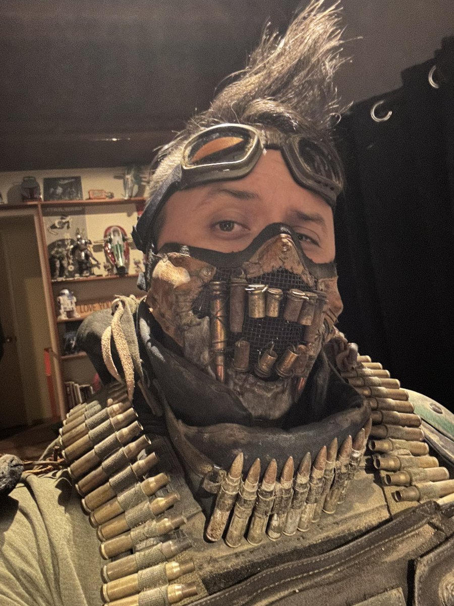 TheRealEvanCray's tweet photo. Updated the mask for Wasteland! Added a jaw bone and added more bullet teeth…and DIRT super happy with the way it turned out! #wasteland #wastelandweekend #wastelandweekendprep #ammodaddy #postapocalyptic https://t.co/2ciParqmy7