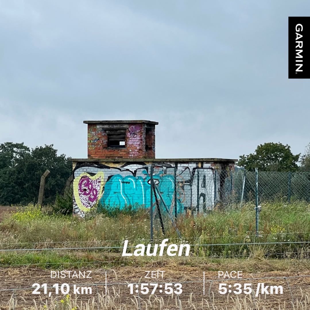 MorelliSally's tweet photo. Guten Morgen 👋. 19° C ☁️ . HM WE, der Meister hat gerufen. Schönes Ritual. 👍. Neben der Landstraße auf Weg, fast wie auf dem Sportplatz. Mit 🌧️ 🚿. Keine 🏃! #byebye08 #nevernotrunning #beatyesterday #garmin https://t.co/ubBjga5Lkk