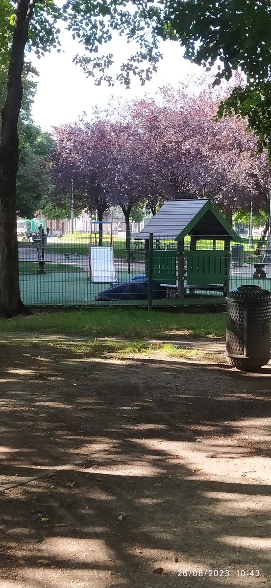 Impossible profiter avec nos bébés du plaine du jeu car apparemment c'est la chambre de quelqu'un. #Bruxelles #Samedi 11h00 matin.
#QuartierdesQuais #centreville @PhillippeClose <a href="/VilleBruxelles/">Ville de Bruxelles / Stad Brussel</a> <a href="/BXLCITY/">Bruxelles City</a> <a href="/BrusselsLife/">Brusselslife</a> <a href="/brusse/">Brianna Russe</a>