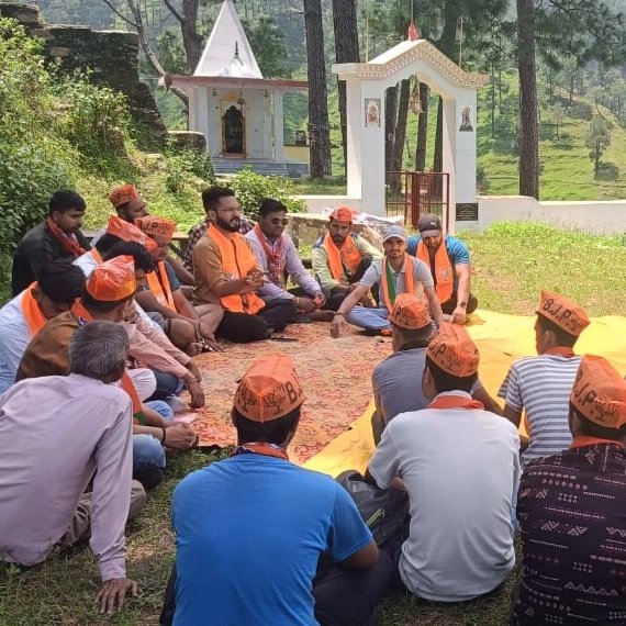 BageshwarBjym's tweet photo. बागेश्वर विधानसभा के शक्ति केन्द्र सैज के बुथ औखलीसिरौंद में  उपचुनाव के निमित्त युवा मोर्चा द्वारा युवा संवाद कार्यक्रम जिलाध्यक्ष दीपक सिंह गस्याल जी के नेतृत्व में किया गया , जिसमे महामंत्री राजेन्द्र दानू  जी, जिला उपाध्यक्ष संदीप जोशी ��ी, नितिन जोशी जी कार्यकर्ता उपस्थित रहे https://t.co/HyBG2MUWk4