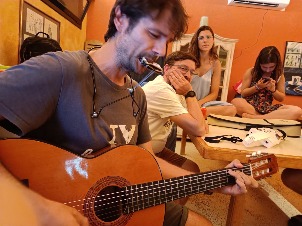 Una altra vegada vivint el #betacamp23 a tope! Joc de l'energia, reflexions, converses i sinèrgies amb nous companys, guitarreta i cançons mítiques de nit, converses profundes nocturnes repescant grans projectes pendents! Què més es pot demanar?