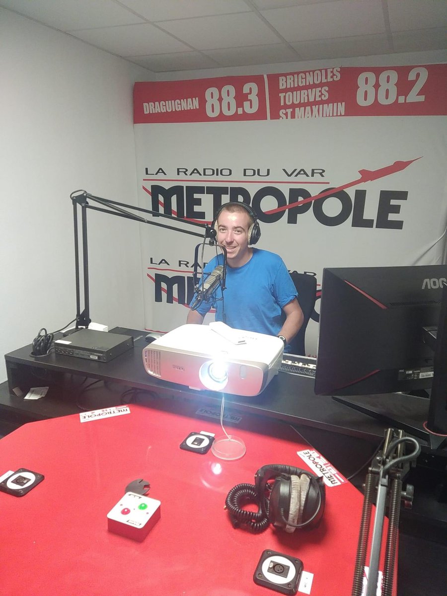metropolradio's tweet photo. Un passionné de passage dans les locaux de la radio, merci à Gaëtan de cette visite. https://t.co/2MKxZZDrKz