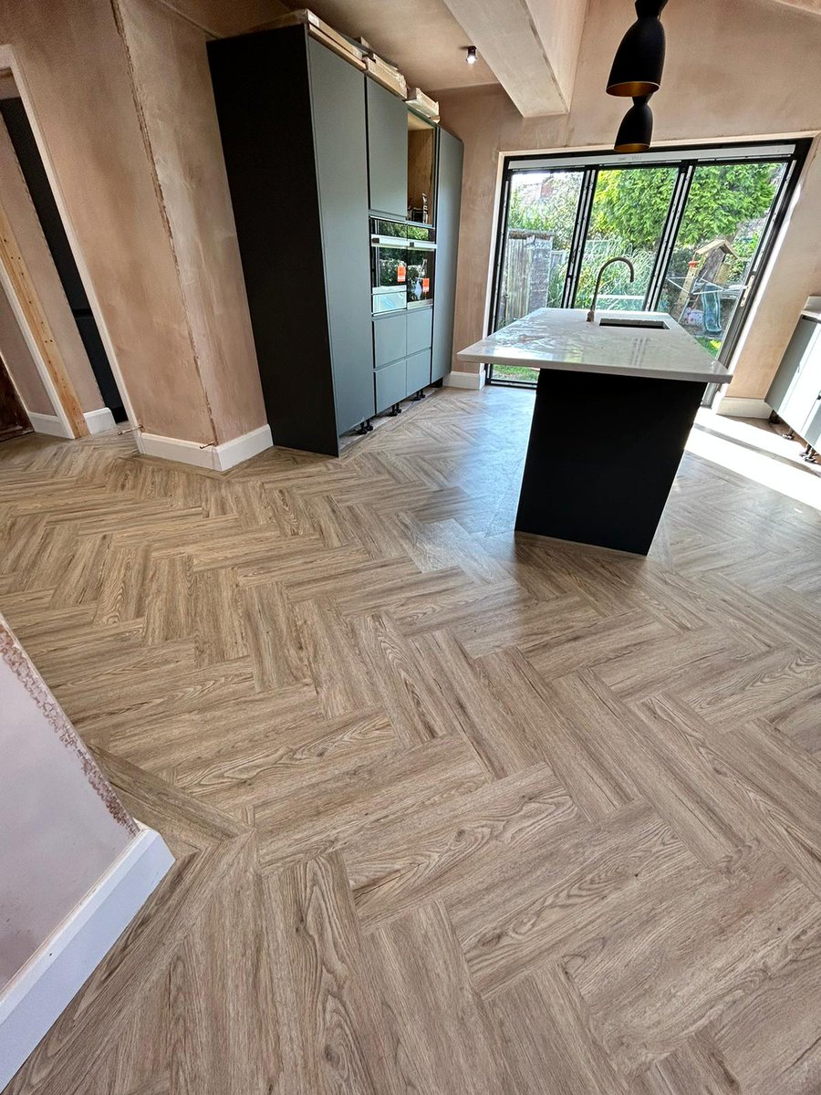 branewflooring's tweet image. Get ready to rev up your kitchen with @polyflorltd Camaro Quayside Oak 2246 LVT! 🚗💥 We have recently installed this half plank herringbone flooring, to this newly fitted kitchen 💯✨"
#KitchenRenovation #Herringbone #Camaro #LuxuryVinylTile #Flooring #Polyflor