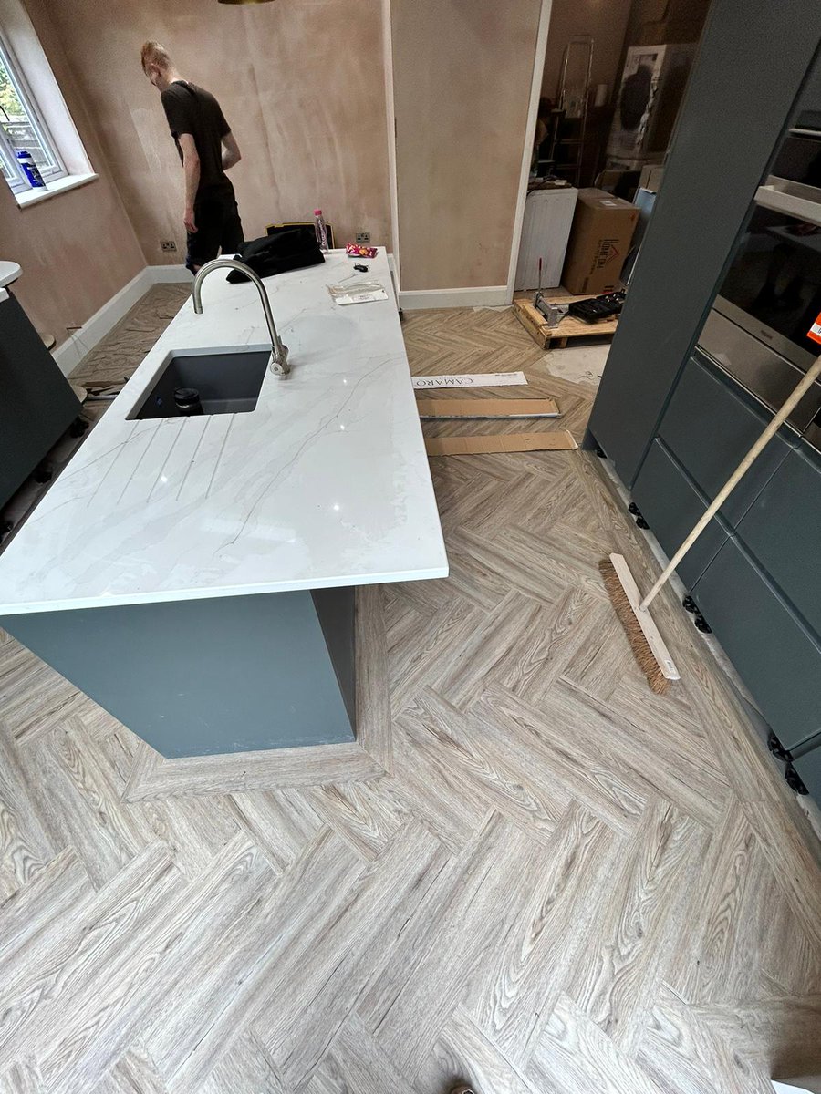 branewflooring's tweet image. Get ready to rev up your kitchen with @polyflorltd Camaro Quayside Oak 2246 LVT! 🚗💥 We have recently installed this half plank herringbone flooring, to this newly fitted kitchen 💯✨"
#KitchenRenovation #Herringbone #Camaro #LuxuryVinylTile #Flooring #Polyflor