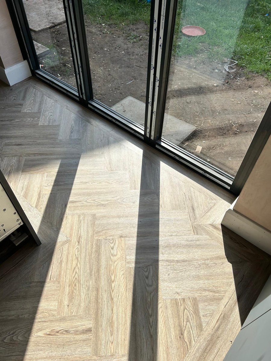 branewflooring's tweet image. Get ready to rev up your kitchen with @polyflorltd Camaro Quayside Oak 2246 LVT! 🚗💥 We have recently installed this half plank herringbone flooring, to this newly fitted kitchen 💯✨"
#KitchenRenovation #Herringbone #Camaro #LuxuryVinylTile #Flooring #Polyflor