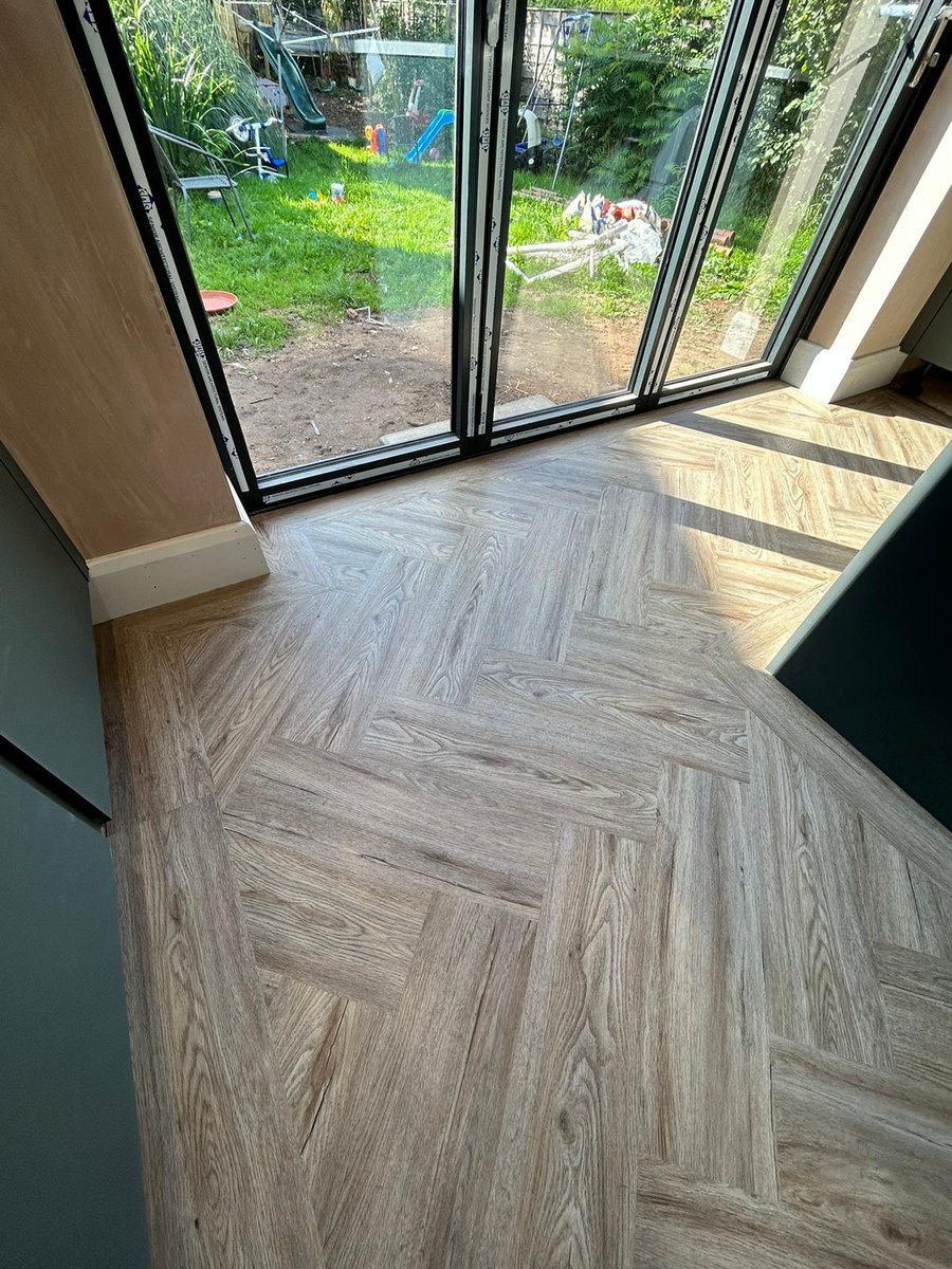 branewflooring's tweet image. Get ready to rev up your kitchen with @polyflorltd Camaro Quayside Oak 2246 LVT! 🚗💥 We have recently installed this half plank herringbone flooring, to this newly fitted kitchen 💯✨"
#KitchenRenovation #Herringbone #Camaro #LuxuryVinylTile #Flooring #Polyflor