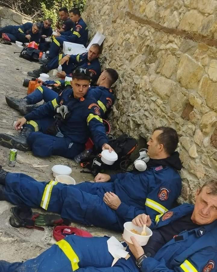 Δεν προλαβαινα, να γραψω καλημερα, σημερα, μεχρι π πηρα αυτη την φωτ. Δακρυσα, παιδια! Ελιωσα!! Κ τωρα, δακρυζω! 
Οτι κ να πουμε, οπως κ να τους ευχαριστησουμε, αυτους, τους ηρωες, ειναι πολυ λιγο!  Σας ευχαριστουμε! Πολυ μικρη, λεξη ομως. Ο Θεος,μαζι σας!😢🙏🇬🇷🇬🇷🇬🇷