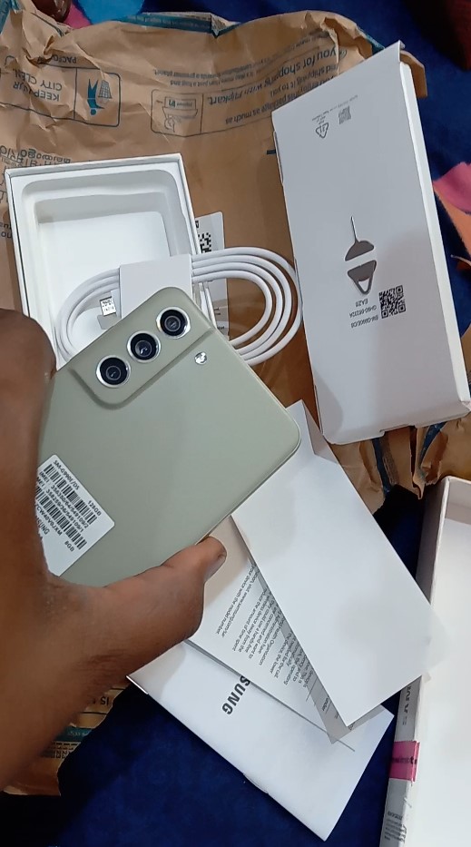 jithendran93's tweet photo. @flipkartsupport : I raised a new Return ID12102898925013742747 , the old request, seller rejected it stating the delivery was intact, the problem is there was no open box delivery for this item, and after unboxing the phone i did find the device had scratches on it. @Flipkart https://t.co/81s57qqkZ4