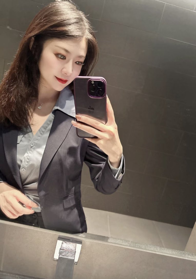 cocoailvyou's tweet photo. 每天上班穿着严肃又严实的衣服，其实我里面穿着性感的蕾丝内裤还有库里丝袜，期待有一双强劲有力的大手���拔掉我的制服，然后把我按到宠幸我，后入我 https://t.co/eEvrabNBhp