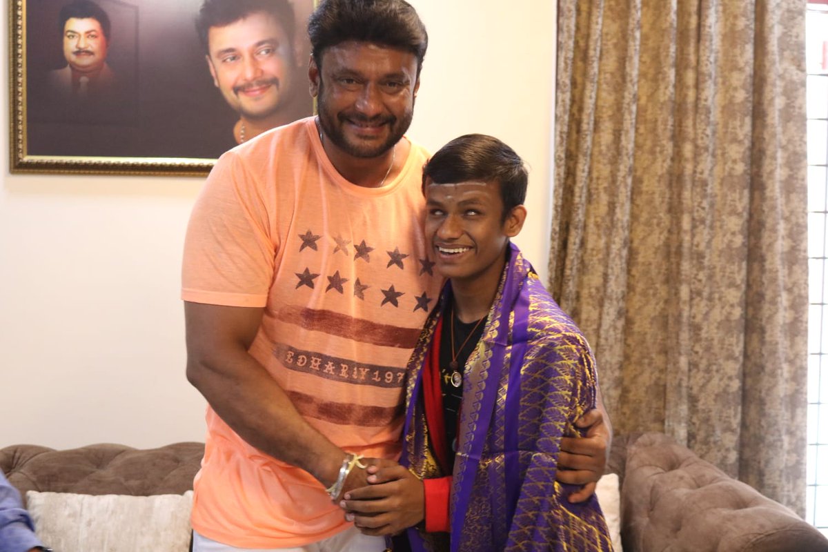 DFDHGIRLSFANS's tweet photo. Exclusive Pic..
ಅಭಿಮಾನಿಯ ಆಸೆ ಪೂರೈಸಿದ #ಡಿಬಾಸ್❤🔥
@dasadarshan❤️❤️
#DFDH
#ChallengingStarDarshan
#DBoss #Kaatera https://t.co/Lkwf1QxviW