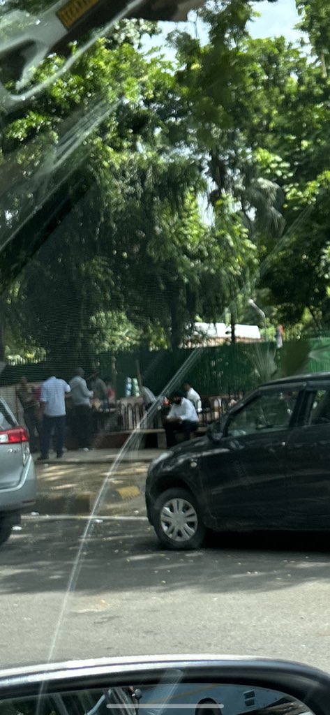 Anirban53128072's tweet photo. Encroachment on the intersection of Raisina Road and Jantar Mantar Road. Corrupt NDMC &amp; Delhi Police officials are not removing because they are taking monthly from this vendor @PMOIndia @HMOIndia @DelhiPolice @LtGovDelhi @CPDelhi #G20India2023 Very Shameful https://t.co/g4kWsFb16q