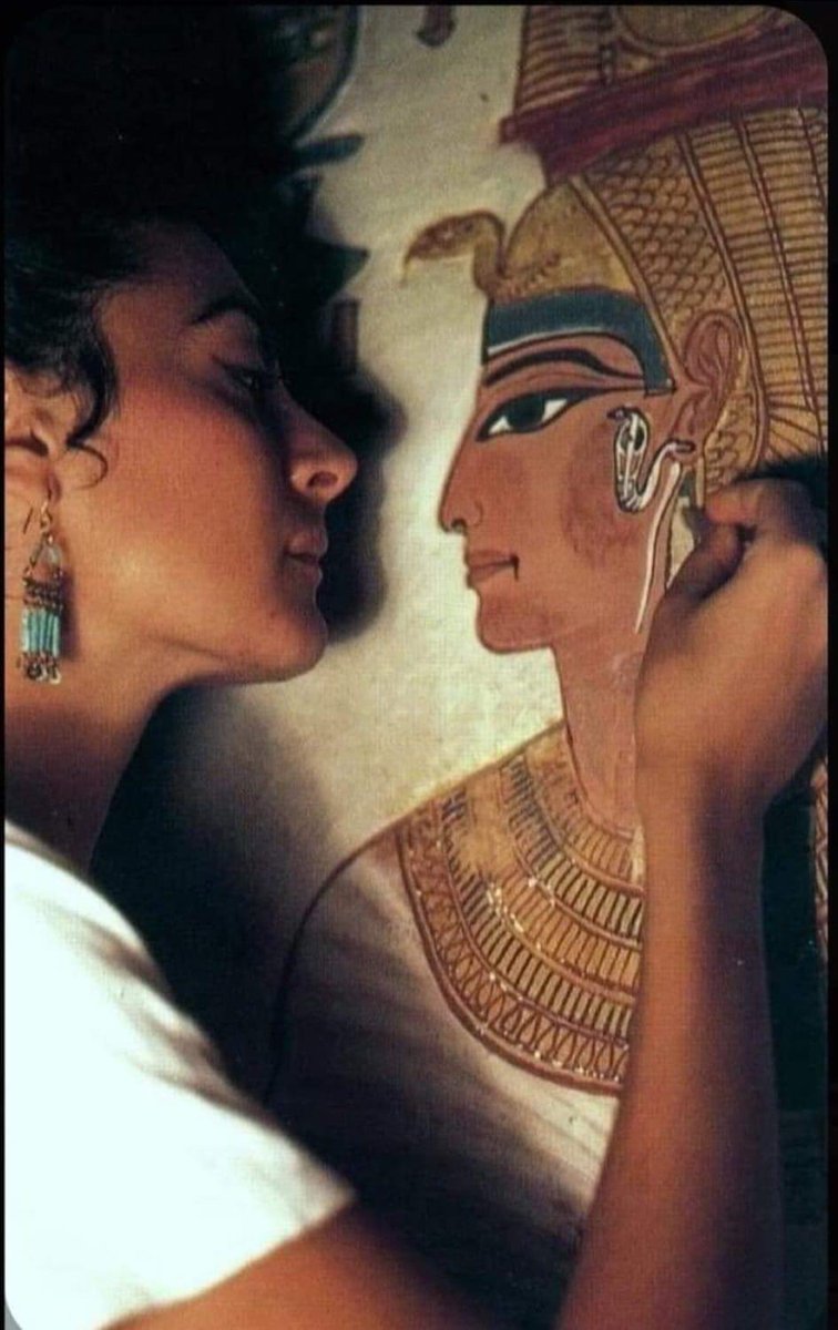 DBking85's tweet photo. Nel 1987 le autorità egiziane decidono di restaurare la tomba della regina #Nefertari. 
Viene chiamato un gruppetto di restauratori italiani guidato da Laura e Paolo Mora che lavoreranno per cinque anni sul sito.

Durante i lavori viene scattata una fotografia meravigliosa. La restauratrice italiana Lorenza D’Alessandro viso a viso con un affresco di Nefertari.
La somiglianza è straordinaria e l’immagine diventa subito celebre..

#DBArte #BaroArte #arte #art #Egitto #fotografia #cultura #fotografia