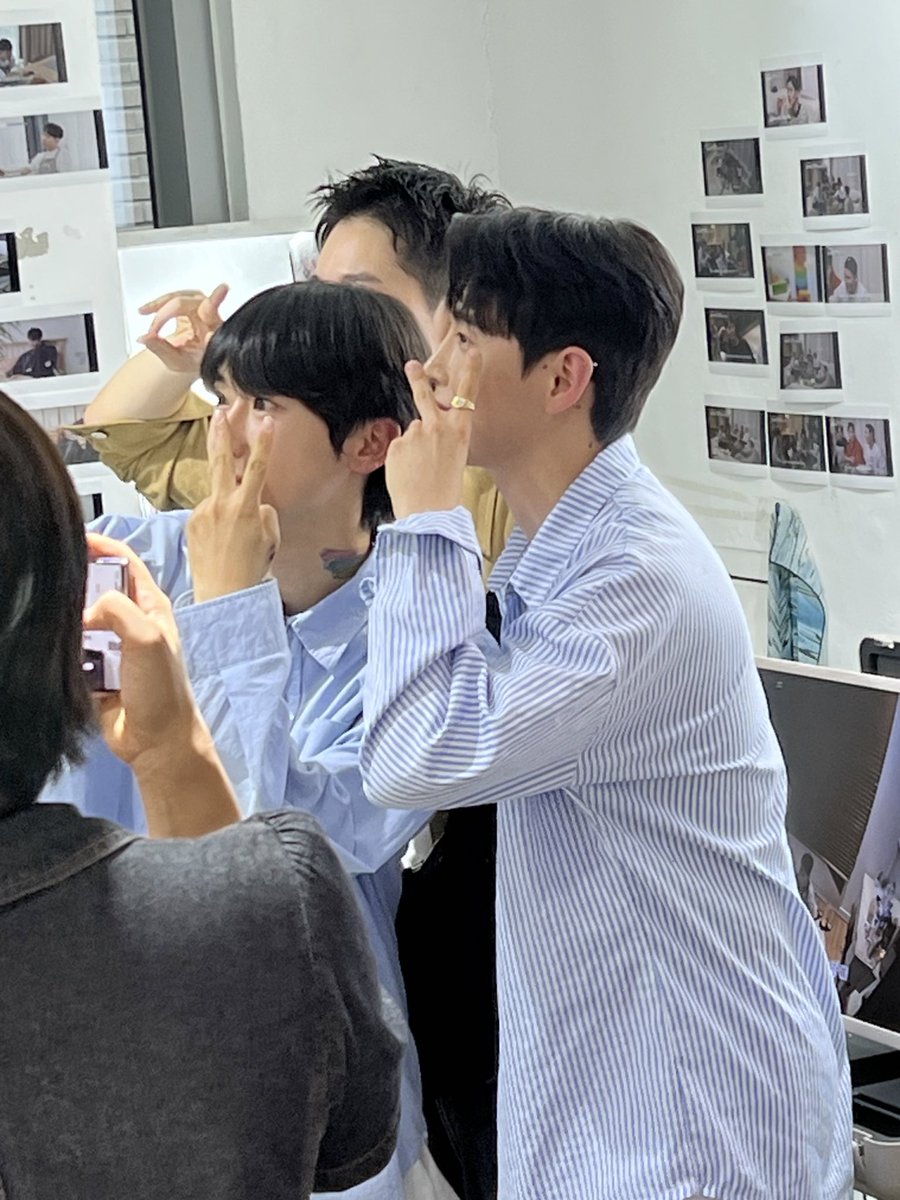 오늘 #성호 #민성 #정욱 님이 카페에 방문해주셨습니다. 팬분들이 꾸며주신 사진들 하나하나 봐주시고 팬분들과 좋은 시간 보내고 가셨어요. 감사합니다🤍

short message for him 📮

#남의연애 #HisMan #준성호
#short_message_for_him
#남의집_잊는거_금지라구