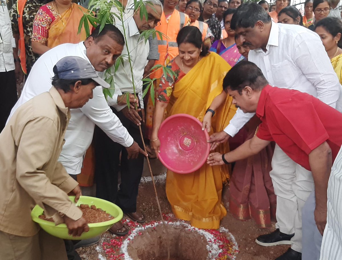 SrilathaMothe's tweet image. కోటి వృక్షార్చన కార్యక్రమంలో భాగంగా నేడు తార్నాక డివిజన్ లోని నాగార్జుననగర్ పార్కులో బీఆర్ఎస్ కార్మిక విభాగ అధ్యక్షుడు శ్రీ @mothe_shoban గారితో కలిసి మొక్కలు నాటి వాటిని సంరక్షించాలని పిలుపునివ్వడమైనది.

#Telnagana #HarithaHaram

@TelanganaCMO @KTRBRS @SantoshKumarBRS @BRSparty