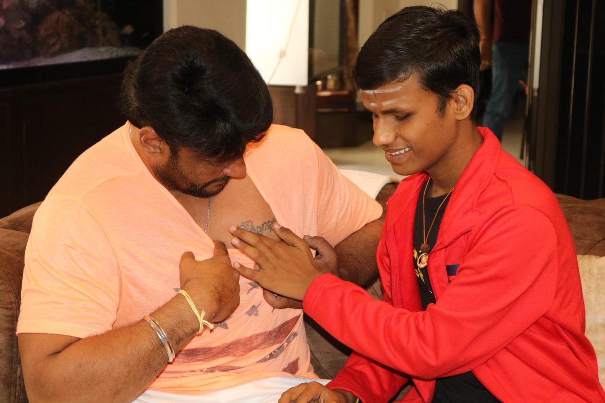 Daasankadevnu18's tweet photo. This pic brought tears in my eyes 🥹💖
#Dbossdevru #DBoss𓃰 #DBoss
#Kaatera #DBoss𓃵 https://t.co/z7UVwUNVX2