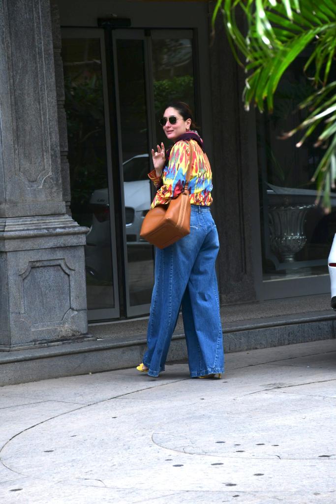 #KareenaKapoor opts for a pop of colours with a pair of (really comfortable) denim pants as she visits father #RandhirKapoor at his house.
