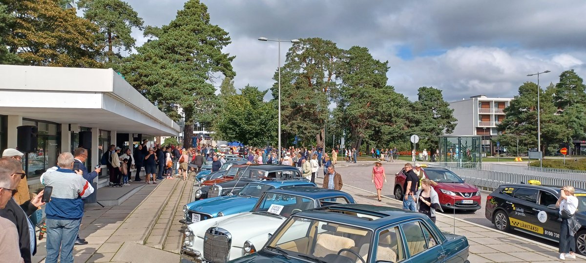 Aurinko tervehtii kaupunginjohtajan kanssa klassikkoautoja. #espoopäivä