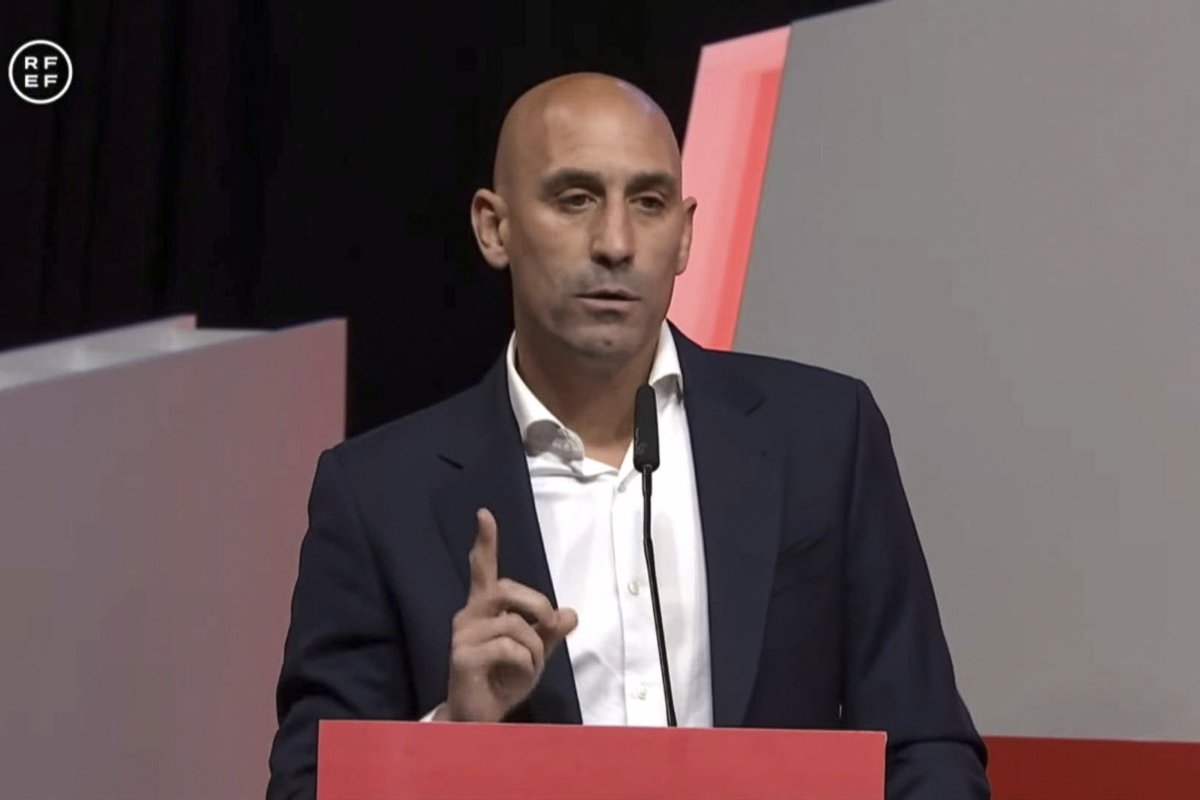 Debido al peligro ⛔️ que acarrean comentarios y acciones como las vividas estos días con el Presid de la #RFEF #LuisRubiales 
Compis #edufis
¿Creéis que debemos tratarlo en nuestras clases?
¿Cómo lo harías?
PD. Hay que empezar a educar desde la base. Y esto nos corresponde 💜⚽️💜