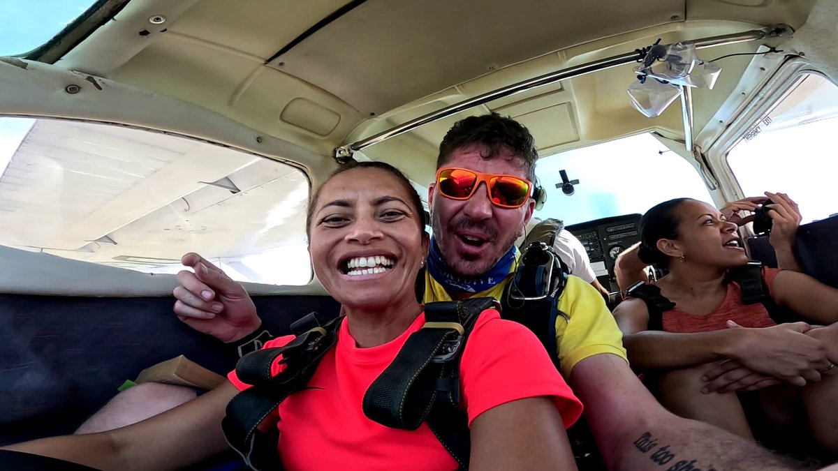 towerpower_jt's tweet photo. Jumping out #C182 #FL130 over #DENR with the lil sis @MereiaT_ &amp; @Monal_Lal 🤩 @blueskiesfiji 🤙🏽 @joyceaviation Vinaka Vakalevu! I’ll do it again! https://t.co/anysEDnnnm