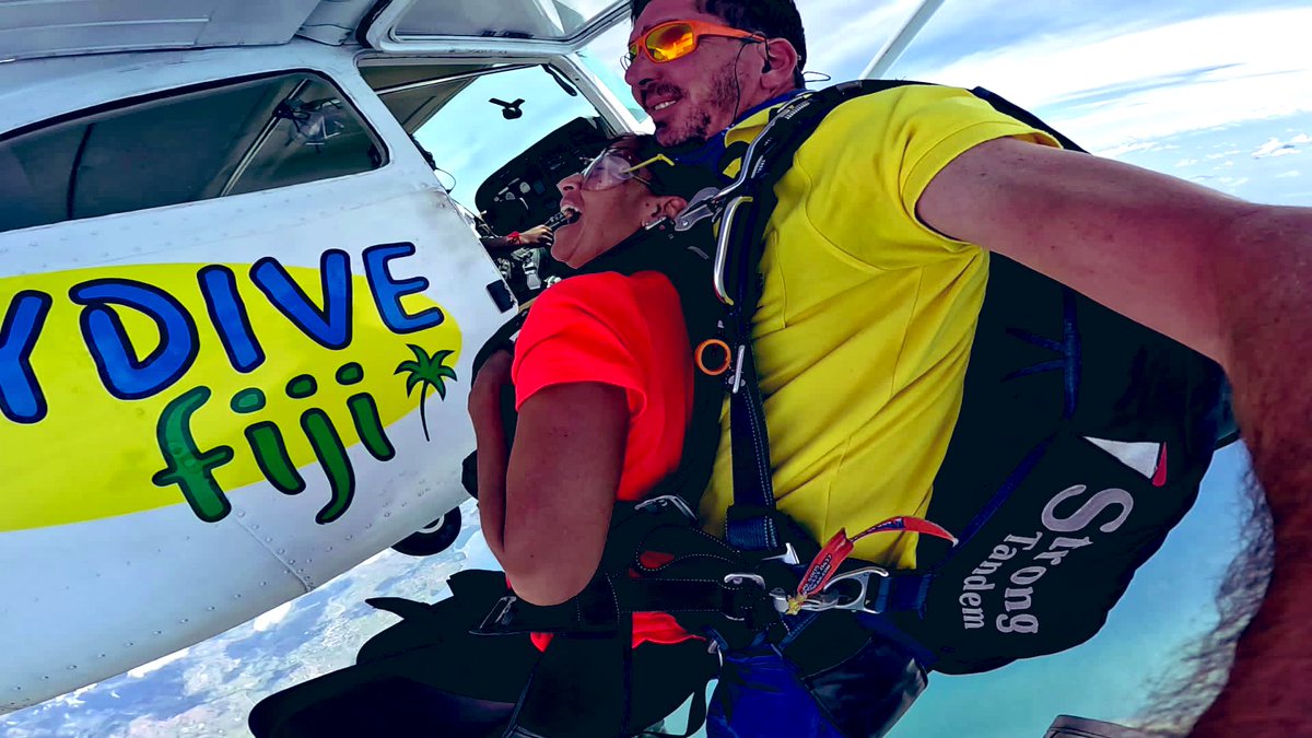 towerpower_jt's tweet photo. Jumping out #C182 #FL130 over #DENR with the lil sis @MereiaT_ &amp; @Monal_Lal 🤩 @blueskiesfiji 🤙🏽 @joyceaviation Vinaka Vakalevu! I’ll do it again! https://t.co/anysEDnnnm