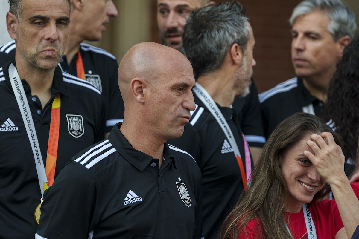 Non-consensual lip kiss causing headache for Spanish football federation pres.: bbc.com/sport/football… Luis Rubiales gave a big lip kiss to Jenni Hermoso w out her permission has 81 players confirm they will not play until he is removed from his post. #Spain #VamosEspaña