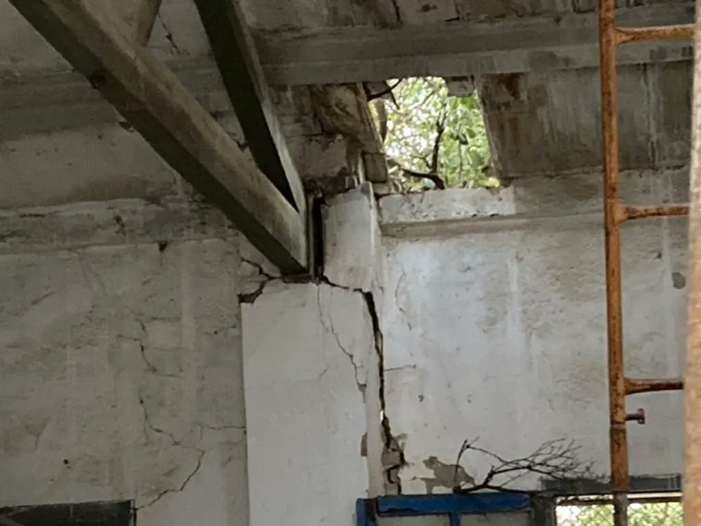 AVÍS | 🚧 Amb motiu dels treballs d'enderroc de la caseta municipal sense ús del passeig de les Bicicletes que es realitzen avui, l'accés a l'aparcament serà pel carrer Artur Anguera. L'enderroc s'executa per l'estat de degradació de la construcció, apuntalada  fa 15 anys [🧵]