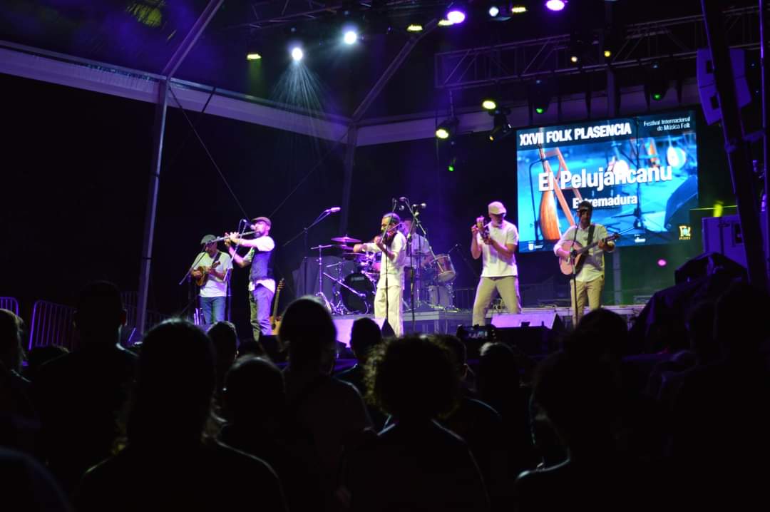 Taller El Gato con Jotas ✅
Concierto SEIVA ✅
Concierto Hevia ✅
Concierto El Pelujáncanu ✅ 
Hoy, sábado 26, taller de El Pelujáncanu y por la noche, Uxía y Javier Ruibal, Four Men &amp; a dog y The Fatty Farmers. Toda la información, folkplasencia.com