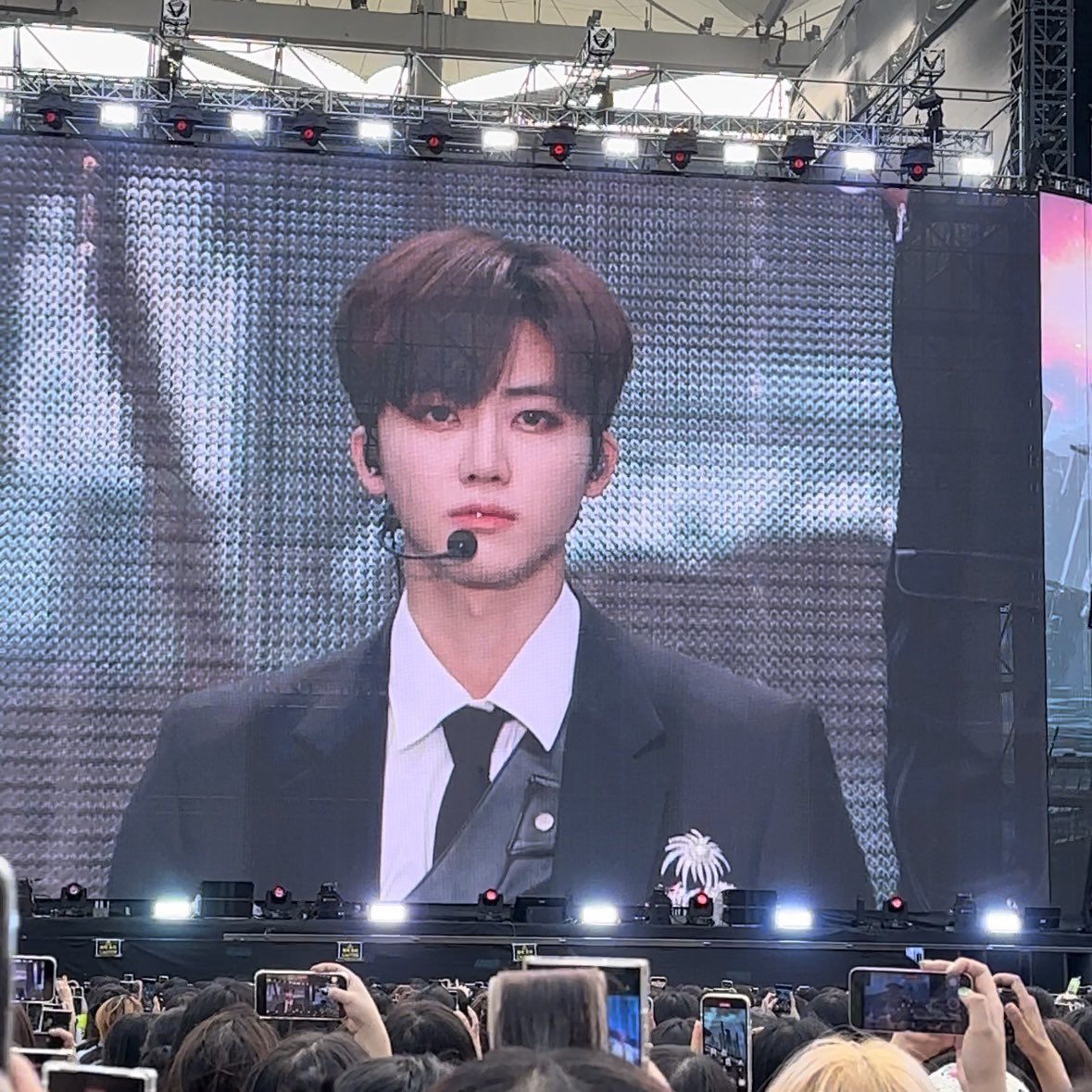 Who tells him to wear a suit??? He look so handsome 😭

#NCT_NATION_ToTheWorld
#JAEMIN  #재민