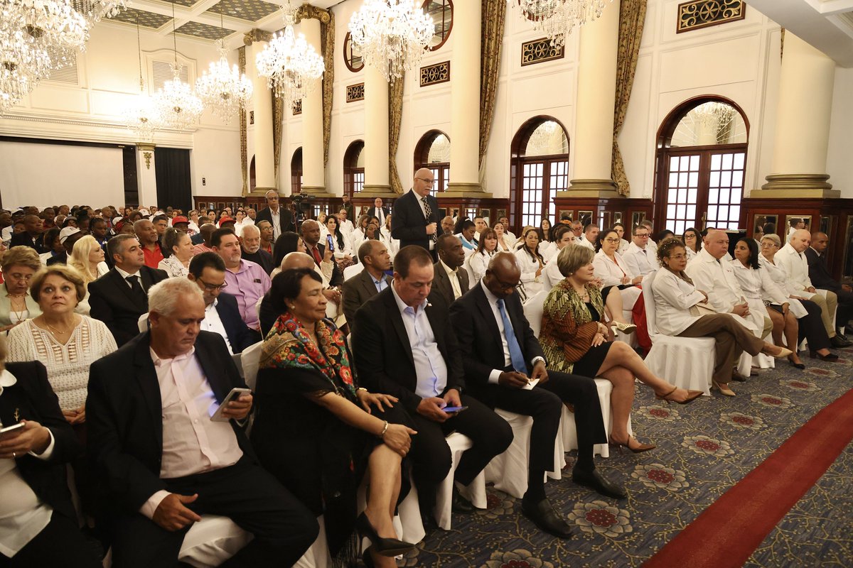 En emotivo acto, miembros del movimiento mozambicano de solidaridad, cooperantes cubanos y connacionales residentes demostraron que #CubaNoEstáSola.

El Presidente <a href="/DiazCanelB/">Miguel Díaz-Canel Bermúdez</a> agradeció el afecto y su aporte a nuestra incesante lucha y justo reclamo de vivir #MejorSinBloqueo.