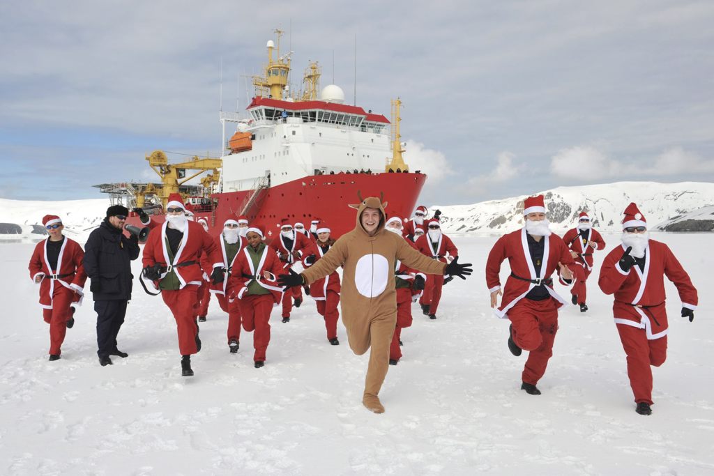 OnthisdayRN's tweet photo. Merry Christmas to all @RoyalNavy @RoyalMarines
& @RFAHeadquarters personnel. Special thanks go to all those on duty in the UK and across the world protecting British interests and keeping the sea lanes open. #SLIB https://t.co/RLDEgjhtpg