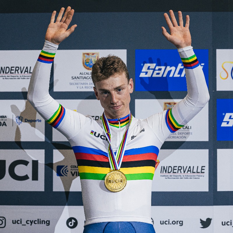 BritishCycling's tweet photo. Matthew Brennan, WORLD CHAMPION 🌈 

The young Brit SMASHED the world record on his way to winning the individual pursuit at the 2023 UCI Junior World Track Championships in Cali 🇨🇴

There were also fourth place finishes for Ben Wiggins and Carys Lloyd overnight ⤵️

#Cali2023