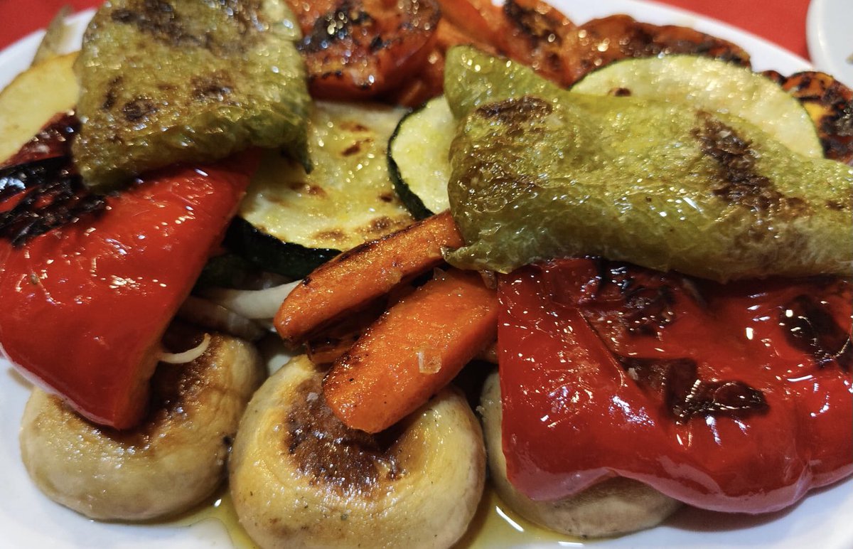 En nuestra casa puedes disfrutar de una parrillada de verduras con todo el sabor! Ven y disfruta del sabor 😍
.
.
#Guadarrama #verduras #sabor #comoEnCasa #comoenpozas