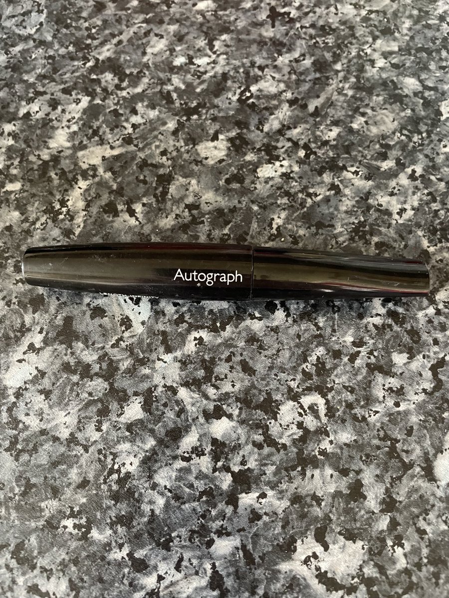Lesetrangers's tweet photo. Very disappointed to say I am putting this recently bought mascara in the bin ⁦@marksandspencer⁩ it is unusable - clogs and clumps - not good 👎🏻👎🏻 https://t.co/ZA7IiUPZx3