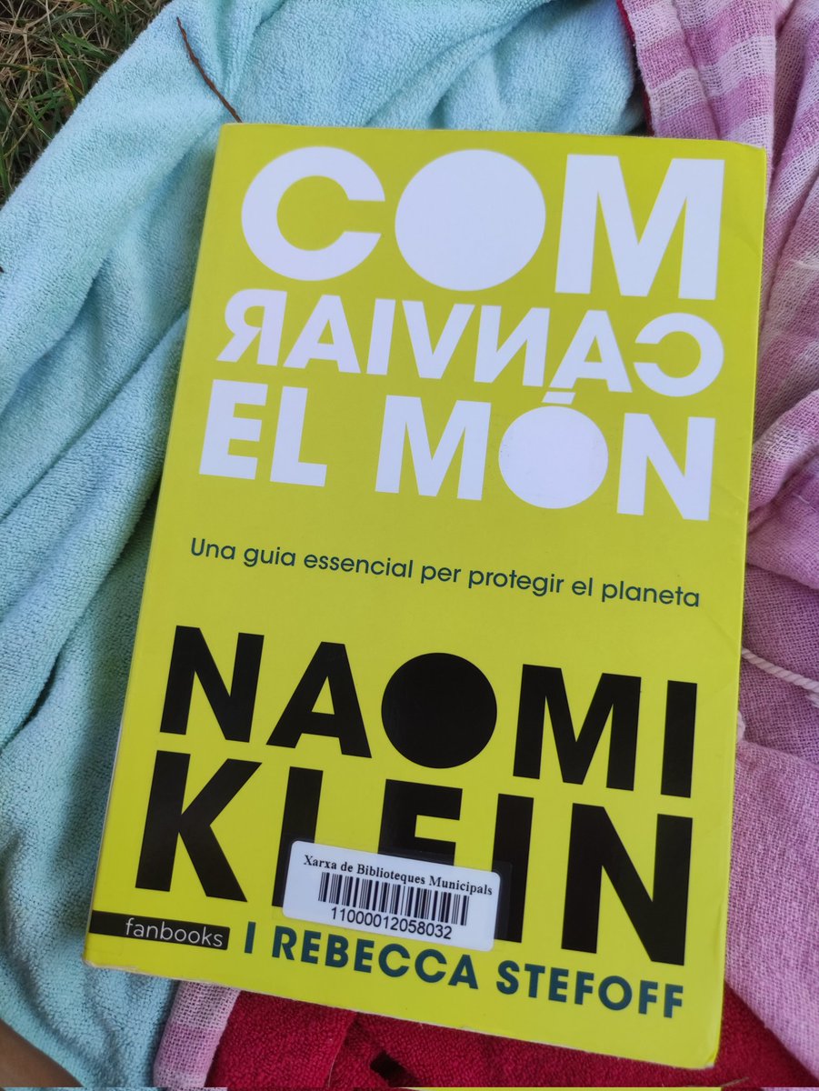 Ara que s'acaba la #onadadecalor i 4art episodi de #calor🔥 intensa de l'estiu🌞 potser és el moment de saber més sobre el #canviclimàtic.
Si és aquest el teu cas, és #moltrecomanable la lectura del llibre "Com canviar-ho tot", de <a href="/NaomiAKlein/">Naomi Klein</a> i <a href="/RebeccaStefoff/">Rebecca Stefoff</a>. #accióclimàtica