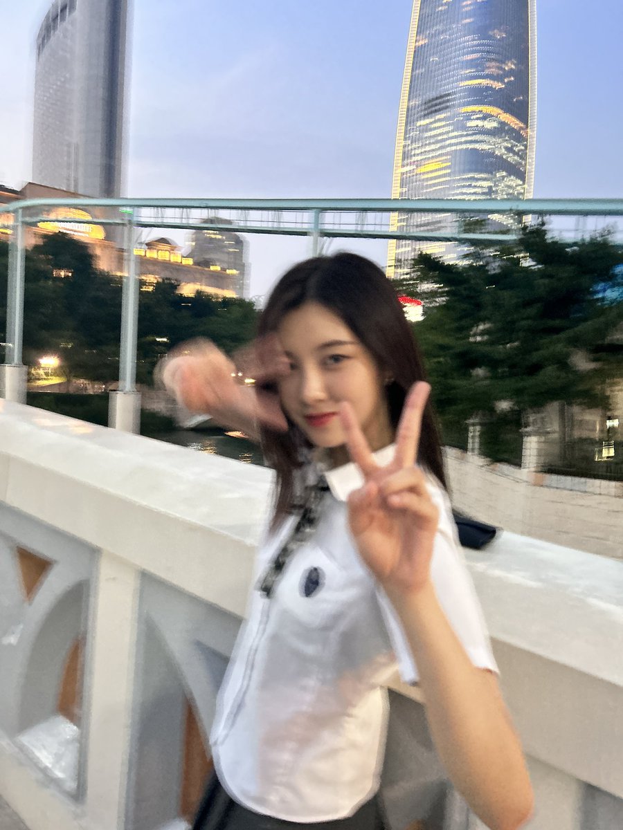 official_kep1er's tweet photo. 교복입으니 진짜 학생같은 최강동안 채다즈의 브이로그 많관부

#김다연 #DAYEON
#Kep1er #케플러 https://t.co/gkG0JL3Cj9