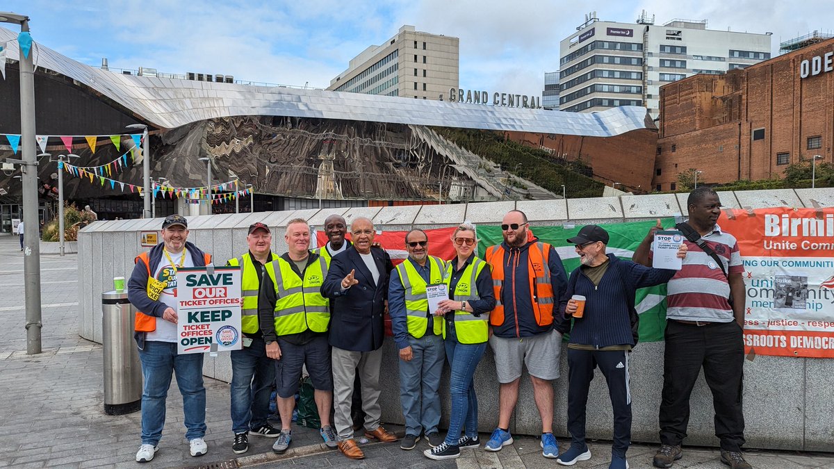 Keeping the fight going at Birmingham New Street station #SaveTicketOffices #SaveOurTicketOffices #railstrikes
@RMTunion