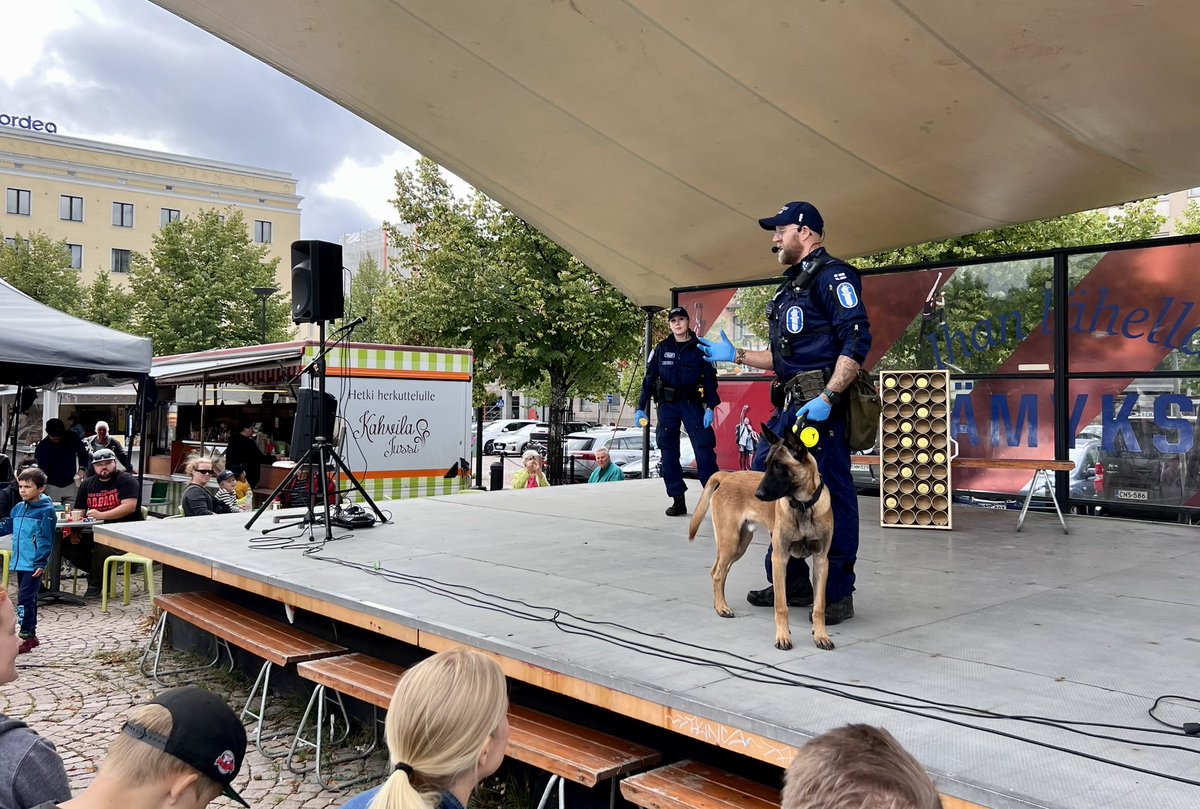Hameenpoliisi's tweet photo. Poliisin päivän tapahtuma on täydessä käynnissä Hämeenlinnan torilla. Poliisikoira Bonon esiintymisvuoro alkaa juuri. 
Ohjelmaa, nähtävää ja koettavaa on klo 15 saakka. 
#PoliisinPäivä #poliisikoira #Hämeenlinna https://t.co/xGRzPPiUap