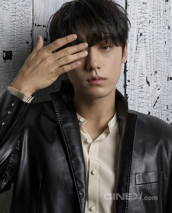 pamiine's tweet photo. 씨네 21 <스위트 홈> 이도현 인터뷰 타래

“현수 캐릭터를 열심히 분석한 뒤 오디션에 갔지만, 감독의 눈에 띈 모습은 10분 남짓 준비하고 새롭게 읽은 대본이었다. 이응복 감독은 “이도현이 첫 마디를 뱉자마자 은혁 역에 캐스팅했다”라며 차갑지만 현실적인 캐릭터와 배우의 교집합에 주목했다.” https://t.co/t7FmXqOmTN