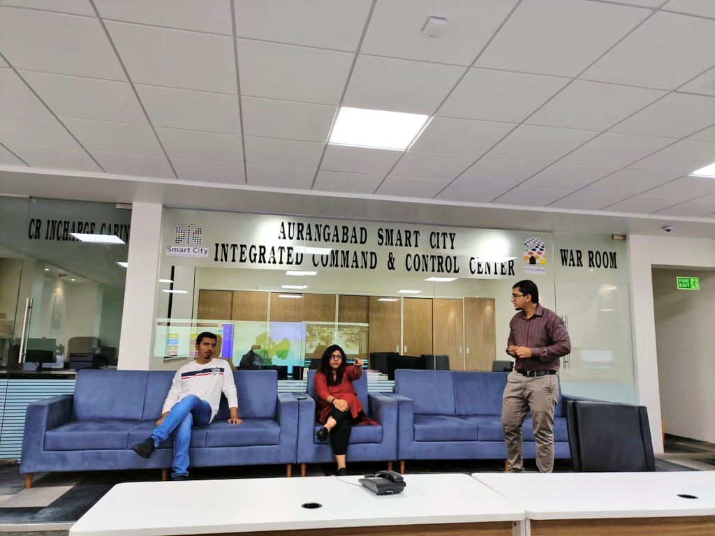 csncity's tweet photo. जिल्हाधिकारी लातूर, मा. वर्षा ठाकूर ह्यांनी शनिवारी स्मार्ट सिटी कार्यालयाला भेट देऊन कमांड अँड कंट्रोल सेंटर बद्दल माहिती घेतली. ह्यावेळेस प्रकल्प व्यवस्थापक फैज अली व इम्रान खान ह्यांनी औरंगाबाद स्मार्ट सिटी तर्फे राबवण्यात येणारे विविध  प्रकल्पाबाबत सविस्तर माहिती दिली. https://t.co/tdiEbaWOCn