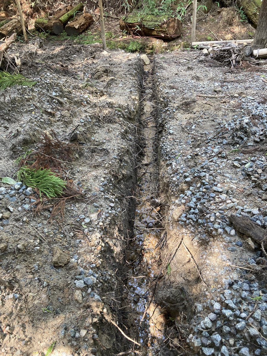 ichiniicamp's tweet photo. 山の上から流れて来る水を谷筋の下に埋設。
これしないと、水浸しでぬかるんでユンボ作業できないのよ。
湧水はコルゲート管で流すから地面はかなり改善する模様。
一応街灯用にPF管も埋設済み。
#キャンプ場作り
#キャンプ好きと繋がりたい
#キャンプ好きな人と繋がりたい
#コルゲート管
#パイプ埋設 https://t.co/BGun3sG7Aw