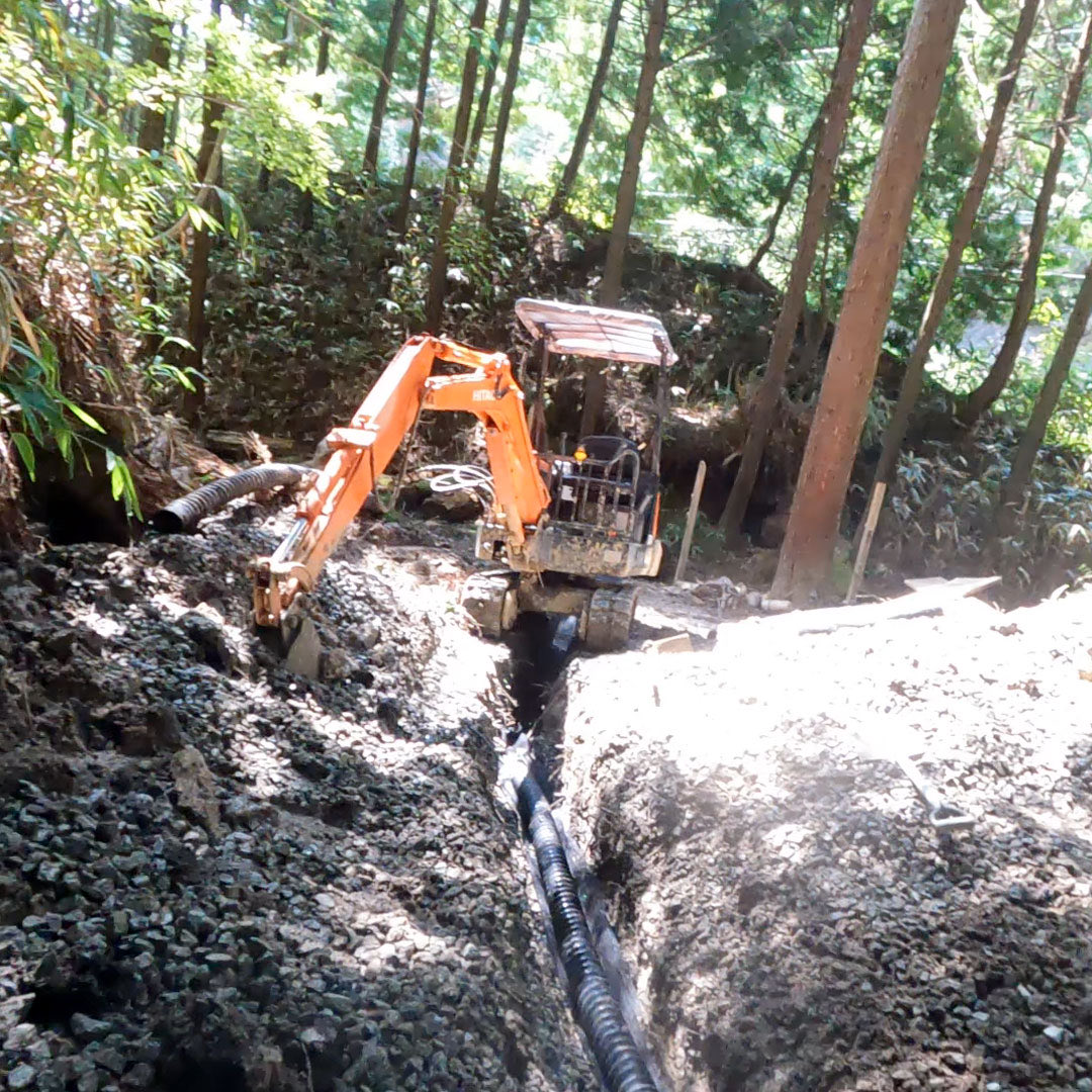 ichiniicamp's tweet photo. 山の上から流れて来る水を谷筋の下に埋設。
これしないと、水浸しでぬかるんでユンボ作業できないのよ。
湧水はコルゲート管で流すから地面はかなり改善する模様。
一応街灯用にPF管も埋設済み。
#キャンプ場作り
#キャンプ好きと繋がりたい
#キャンプ好きな人と繋がりたい
#コルゲート管
#パイプ埋設 https://t.co/BGun3sG7Aw