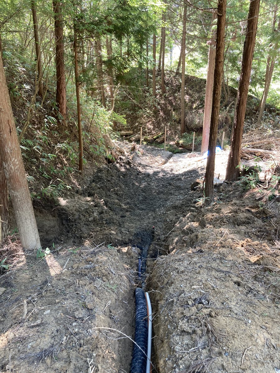 ichiniicamp's tweet photo. 山の上から流れて来る水を谷筋の下に埋設。
これしないと、水浸しでぬかるんでユンボ作業できないのよ。
湧水はコルゲート管で流すから地面はかなり改善する模様。
一応街灯用にPF管も埋設済み。
#キャンプ場作り
#キャンプ好きと繋がりたい
#キャンプ好きな人と繋がりたい
#コルゲート管
#パイプ埋設 https://t.co/BGun3sG7Aw