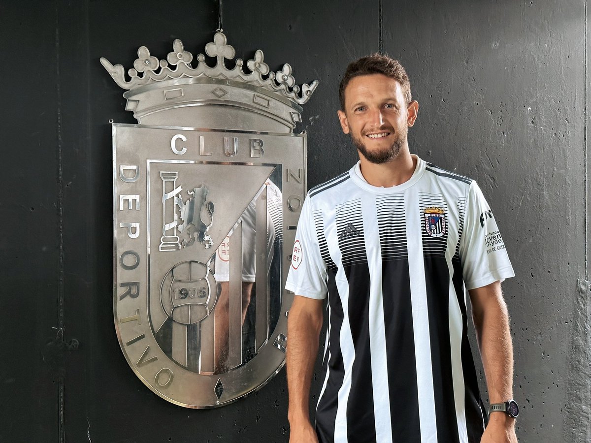 🗣️ "La categoría de un club no la marca la división en la que juega. El <a href="/CDBadajoz/">CD Badajoz</a> es más que eso. Y para mí es especial..."

Miguel Núñez. Uno de los últimos románticos en esta burbuja llamada fútbol. 

Qué privilegio que esté aquí. Él y su familia.