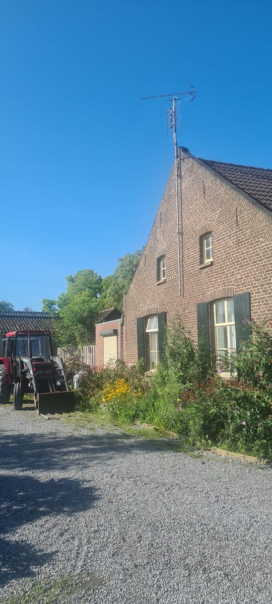 Geert_gabriels's tweet photo. Vandaag voor het eerst groenten, fruit en kruiden mogen ophalen/plukken als lid van "Herenboeren Land van Weert" @herenboerweert . Veel bekenden en allemaal begaan met lokaal geproduceerd voedsel in een gezond ecosysteem. Voelt goed! @herenboeren https://t.co/sadLT5C94Q