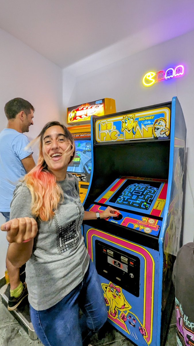 MuseoVideoxogo's tweet photo. Día de MUVI, última fin de semana do verán! 

A semana que ven faremos descanso  logo dunha tempada exepcional. Vémonos hoxe a partir das 17:30h. Intentaremos que o pasades tan ben como @EvaFarto cada vez que nos visita! 

#museo #veran #cultura #ludico #videogames https://t.co/c9uoh7svAn