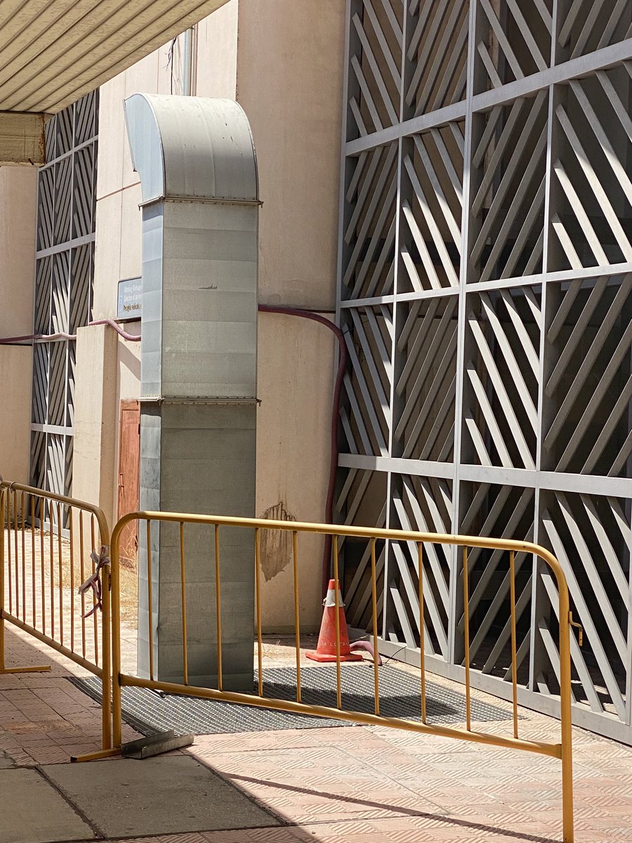 Hay un gatito que lleva encerrado bajo esa reja más de una semana. Nadie ha venido a rescatarlo en incluso han quitado el cartel que había,pero sigue ahí maullando. Es en el Aeropuerto de Málaga. <a href="/CROP_TV/">Control de Puertos - Oficial</a> <a href="/protemalaga/">Protectora de Málaga</a> <a href="/ProtectoraAgar/">Asociación AGAR</a> que alguien haga algo por favor😔 RT please!