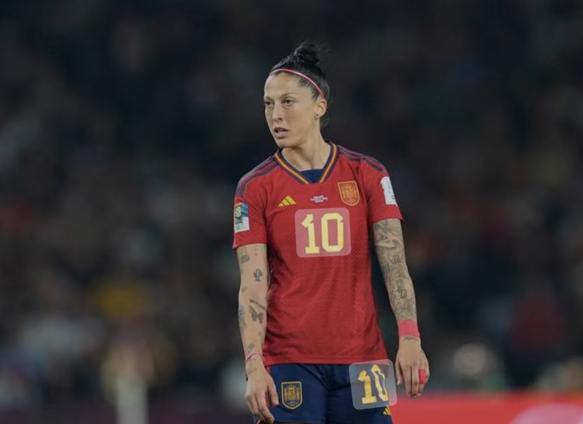 Por compromiso con la igualdad le pido al Alcalde de Madrid que muestre su apoyo a Jenni Hermoso. 

Salga de su silencio y apóyela. #SeAcabó 

Jenni es de Carabanchel. La única campeona mundial nacida en Madrid, y además, ha jugado en el Rayo Vallecano y Atlético de Madrid.